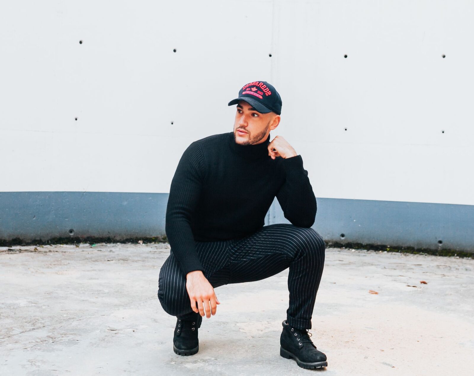 Coupe casquette homme : le guide pour rester net sous une casquette