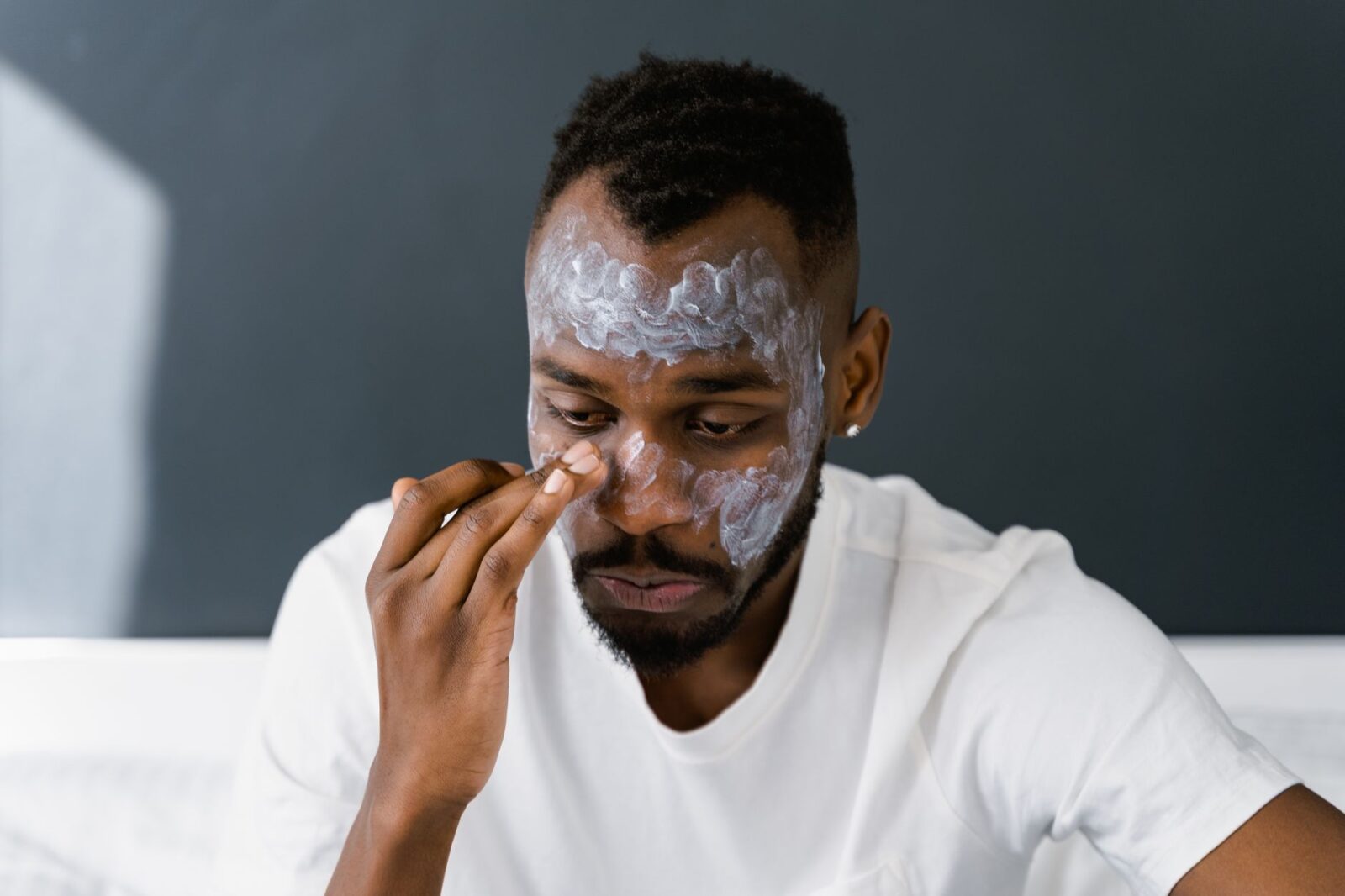 Soins visage homme : la routine simple et efficace